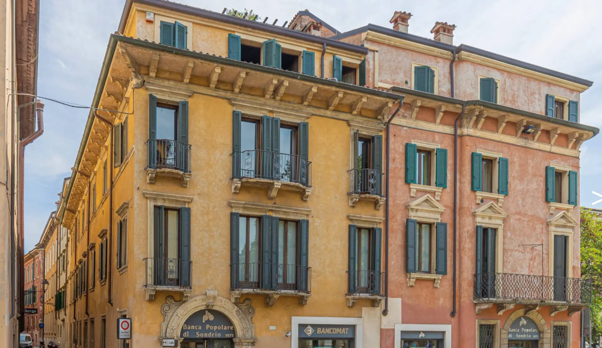 Facing Castelvecchio, Verona — Verona, Italy — photo 1